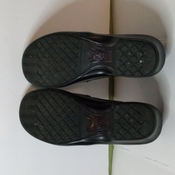 Ariat Leather Slip on Shoes US 8C, Black, Slip resistant, non marking. pre-owned - Picture 7 of 11